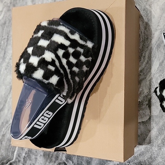 NWT Women's UGG Fuzzy Slides - Picture 5 of 6